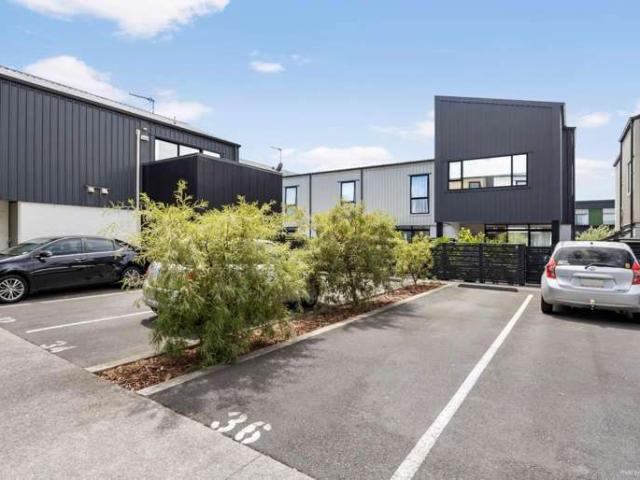 Townhouse for rent in Mount Wellington