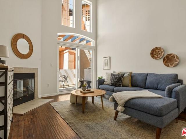 Townhouse for sale in Canoga Park, California