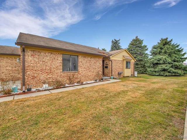 Condo for sale in Clinton Township, Michigan