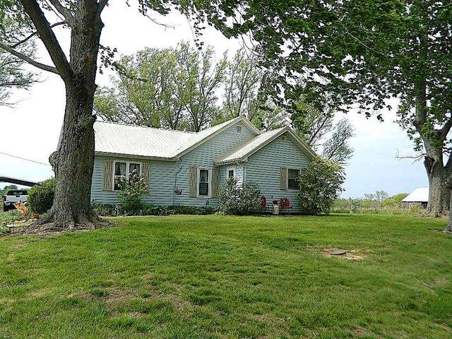 House for sale in Fairfield, Illinois