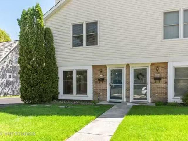 Condo for rent in Bedford Park