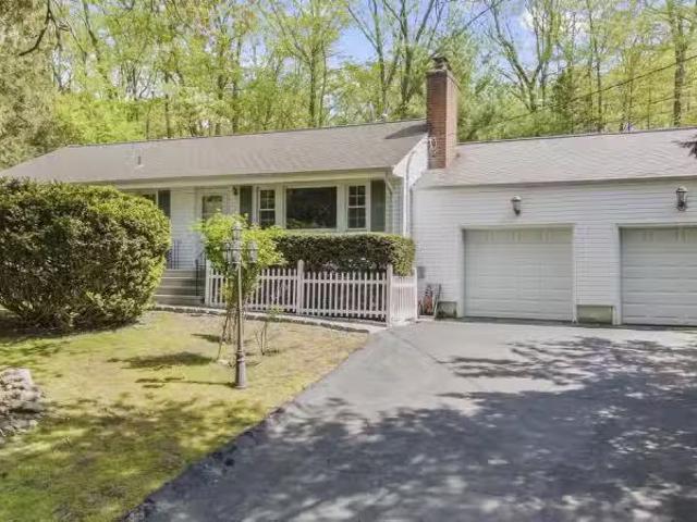 House for rent in Darien