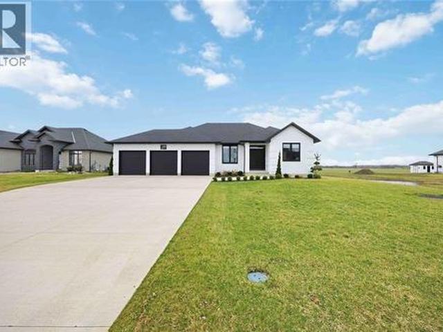 House for sale in Plympton–wyoming, Ontario