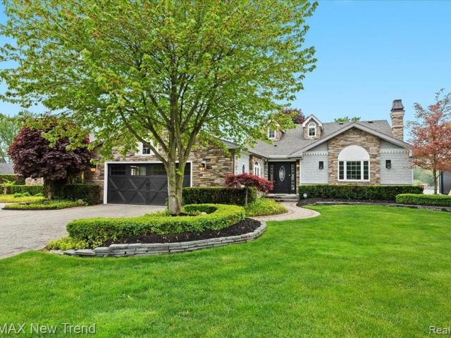 House for sale in Walled Lake