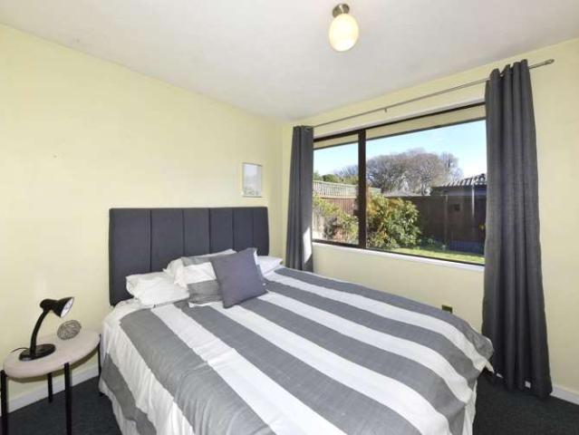 Townhouse for sale in Chaslands, Canterbury