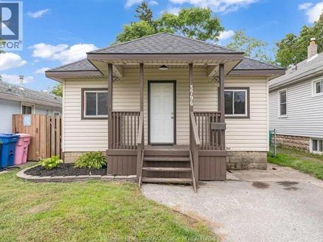 House for sale in Sandwich, Windsor