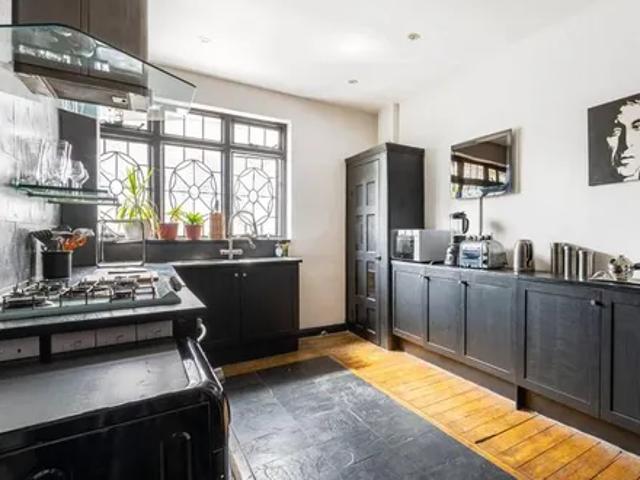 Apartment for rent in Brondesbury, Greater London
