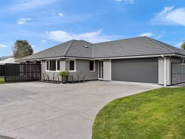 House for sale in Chaslands, Canterbury