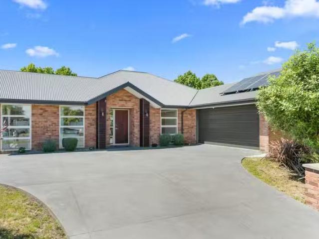 House for sale in Chaslands, Canterbury