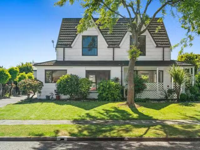 House for sale in Chaslands, Canterbury