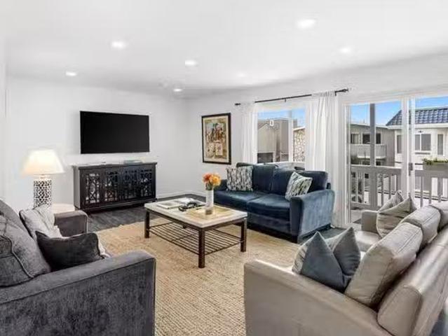Apartment for rent in Corona Del Mar, California