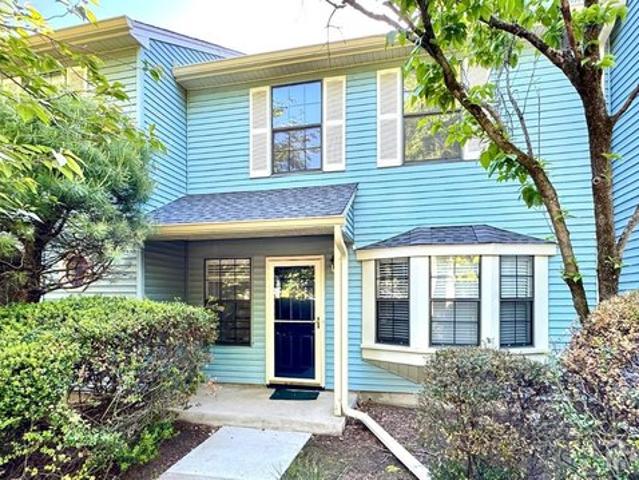 Townhouse for sale in Edison, New Jersey