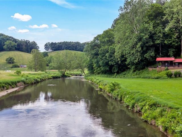 House for sale in Lansing, North Carolina