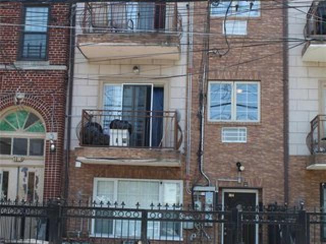 House for sale in The Bronx, Arverne