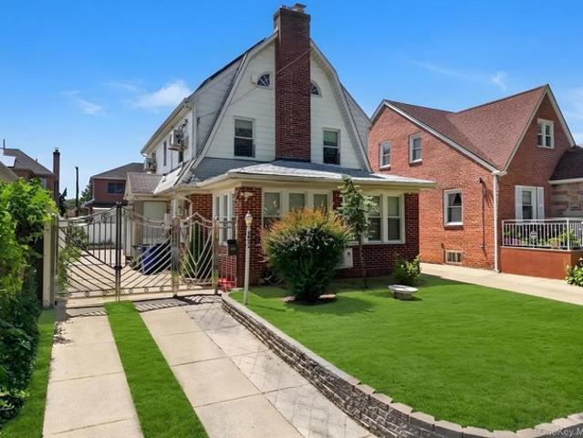 House for sale in Queens, Arverne