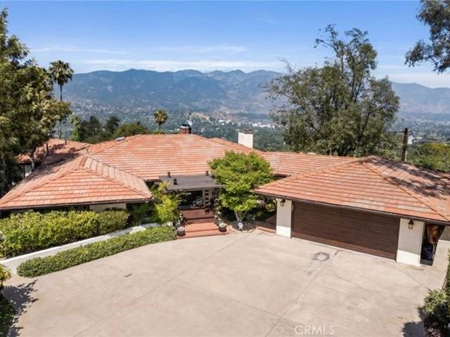 House for sale in La Canada Flintridge, California