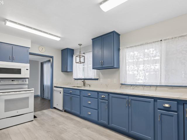House for sale in River Road, Eugene