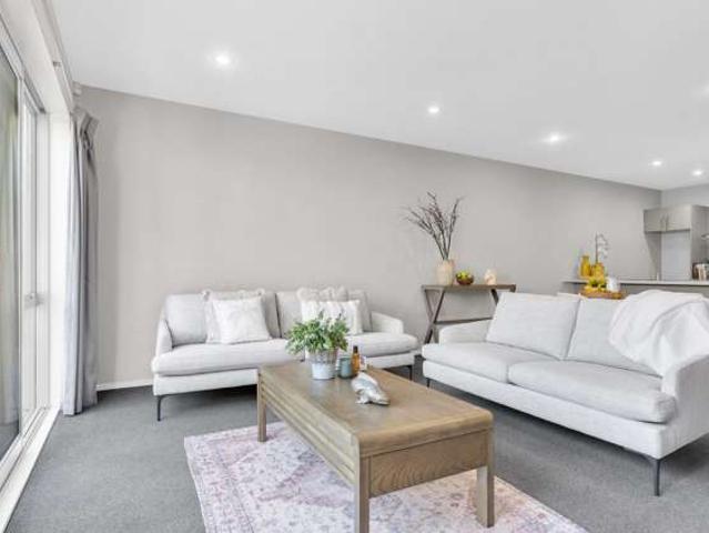 Townhouse for sale in Addington, Canterbury