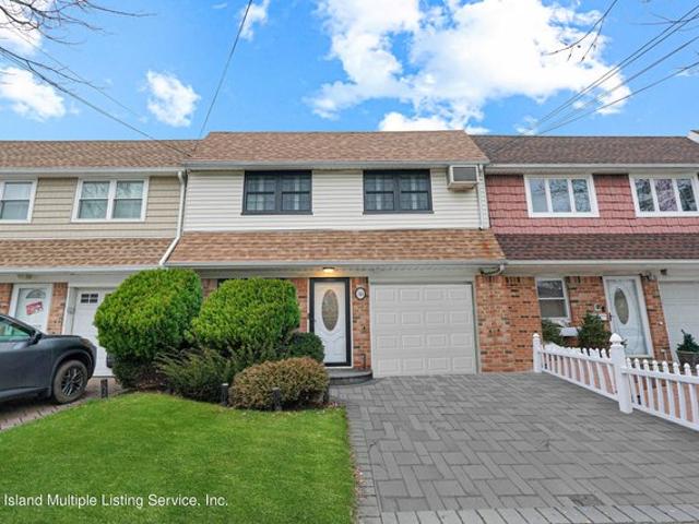 Townhouse for sale in Arverne, New York