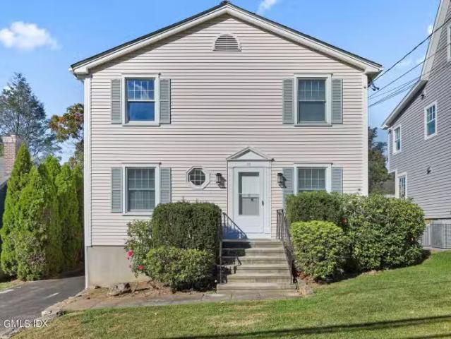 House for rent in Darien