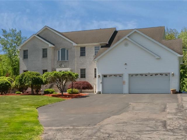 House for sale in Lincoln, Rhode Island