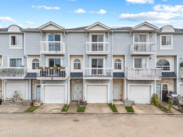 Townhouse for sale in Arverne, New York