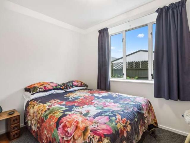 Townhouse for sale in Chaslands, Canterbury