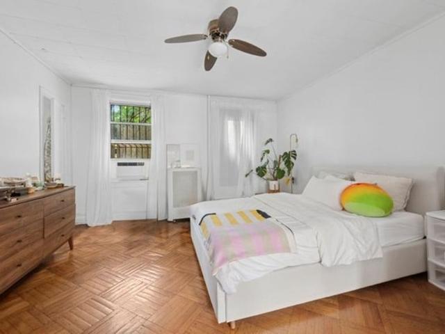 Townhouse for sale in Arverne, New York