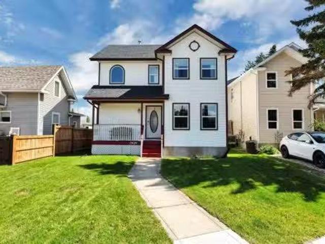 House for sale in Sylvan Lake House for sale in Sylvan Lake