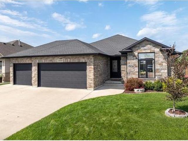 House for sale in Plympton–wyoming, Ontario