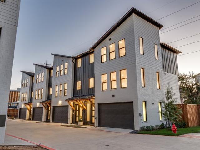 Townhouse for sale in Farmers Branch, Texas