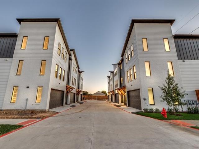 Townhouse for sale in Farmers Branch, Texas