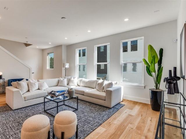 Townhouse for sale in Farmers Branch, Texas