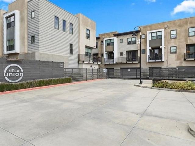 Townhouse for sale in Canoga Park, California