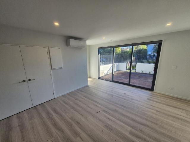 Townhouse for rent in Edgeware, Canterbury
