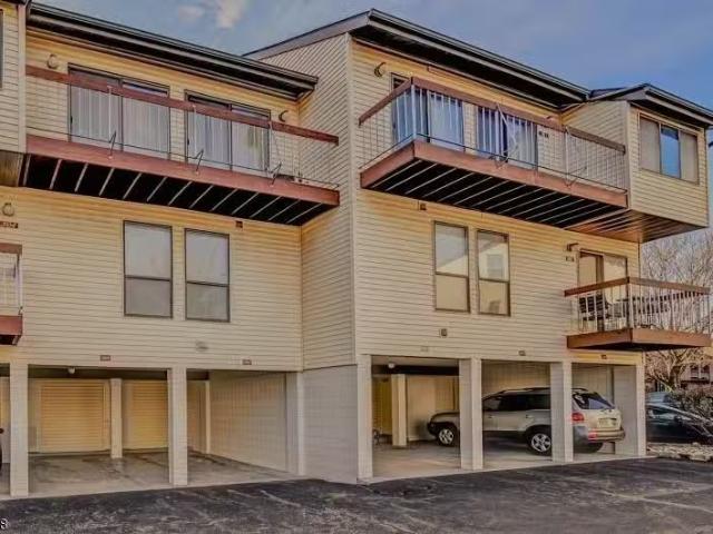 Condo for rent in Brick