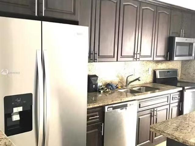 House for rent in Hollywood