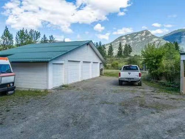 House for sale in Louis Creek, British Columbia