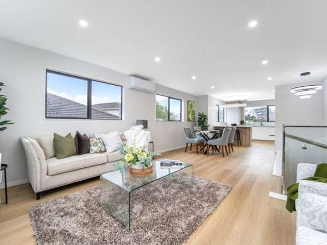 Townhouse for sale in Mount Roskill