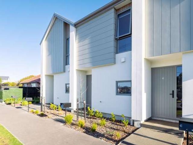 Townhouse for sale in Chaslands, Canterbury