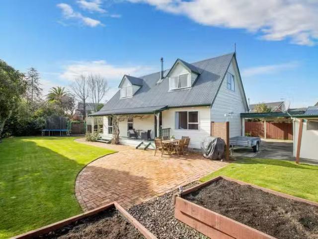 House for sale in Chaslands, Canterbury
