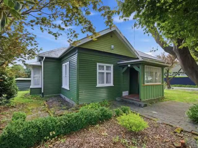House for sale in Chaslands, Canterbury