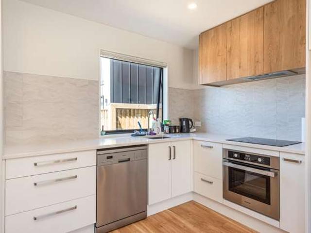Townhouse for sale in Chaslands, Canterbury