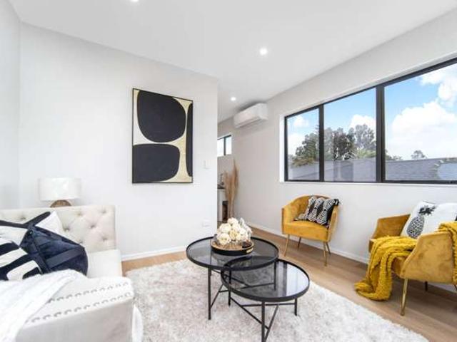 Townhouse for sale in Mount Roskill