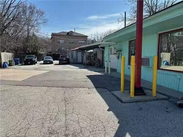 House for rent in Dundas