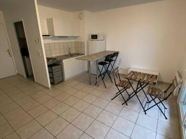 Studio location à Le Village, Vaulx-en-Velin
