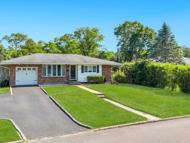 House for sale in Smithtown, New York