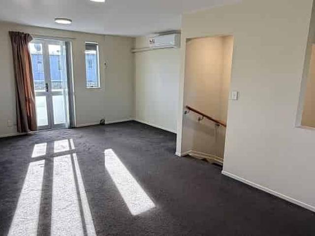 Townhouse for rent in Oratia, Oroua County