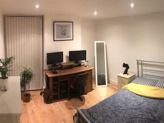 Apartment for rent in Poplar Grove, Greater London