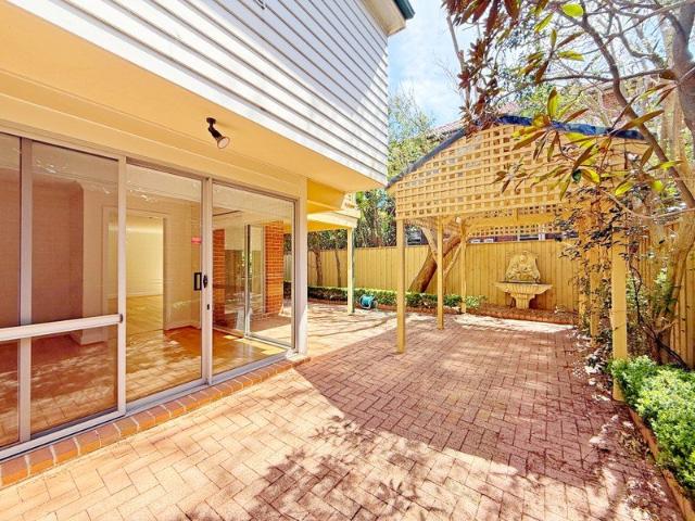 Townhouse for rent in Lower North Shore, Sydney